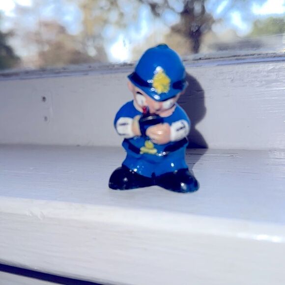 Vintage policeman dressed in blue writing a ticket hard plastic cake topper/toy - Picture 2 of 6